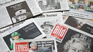 Verschiedene Zeitungen titeln am Donnerstag, 9. September 2022 mit Fotos der am Vortag verstorbenen britischen Königin Elizabeth II