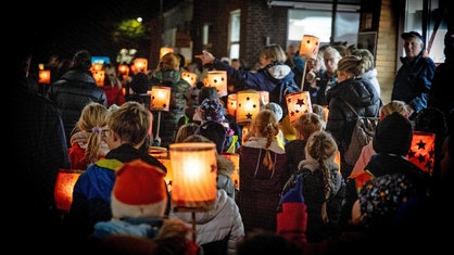 Beim Martinszug leuchten die Laternen