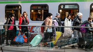 Flüchtlinge aus der Ukraine kommen mit einem Zug aus Polen am Berliner Hauptbahnhof an