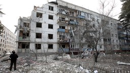 Ein Wohnhaus liegt nach einem russischen Raketeneinschlag in Trümmern, Charkiw 