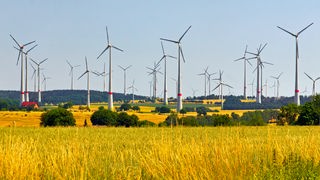 Windräder am Haarstrang im Sommer in Nordrhein-Westfalen