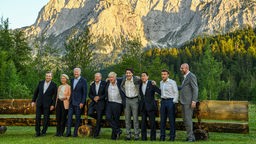 Die Präsidenten der G7-Staaten posieren gemeinsam vor einer Bergkulisse auf Schloss Elmau.