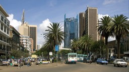 Gebäude und Straßenverkehr in der Kenyatta Avenue in der Innenstadt von Nairobi