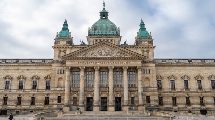 Das Bild zeigt die Fassade des Bundesverwaltungsgerichtes im Reichsgerichtsgebäude in Leipzig. 