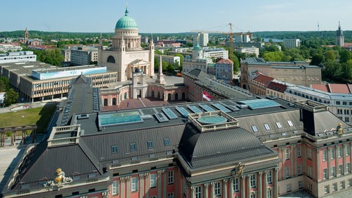 Zu sehen sind das Stadtschloss (vorne), die Nikolaikirche (hinten, Mitte), sowie die Fachhochschule (hinten links) und der Staudenhof (zwischen FH und Kirche).