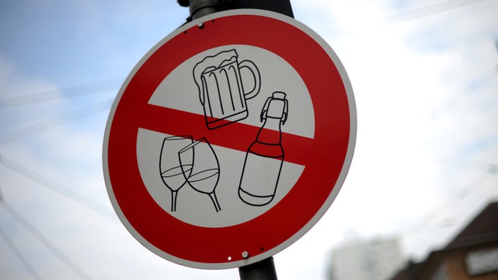Ein Schild weist auf das Alkoholverbot hin