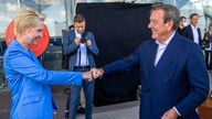 Manuela Schwesig (SPD), die Ministerpräsidentin von Mecklenburg-Vorpommern, wird bei der Gründung der «Wasserstoff-Hanse» vom früheren Bundeskanzler Gerhard Schröder (SPD) begrüßt.
