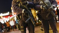 Bewaffnete Polizisten auf dem Weihnachtsmarkt vor dem Kölner Dom Köln 20.12.2016