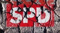 SPD-Logo auf zerbrochenem Mauerwerk