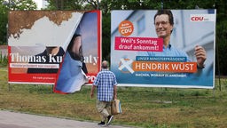 Wie auf dem Bild zu sehen, werden auch in NRW werden immer wieder Wahlplakate beschädigt - hier eines von SPD-Politiker Thomas Kutschaty. Wahlkampfhelfer berichten von Anfeindungen.