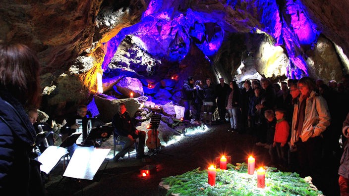 Weihnachtlich Beleuchtung in der Dechenhöhle