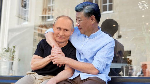 Bildmontage: Xi ingping und Putin in freundschaftlicher Umarmung in Casual Kleidung