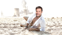 Bildmontage: Robert Habeck räkelt sich mit offenem Hemd lasziv am Strand - im Hintergrund ein Atommeiler 