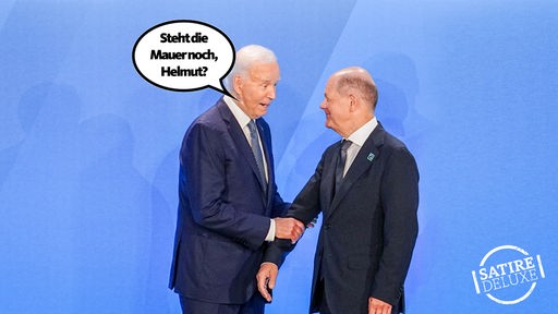 Satirische Fotomontage mit Sprechblase: Joe Biden fragt Olaf Scholz "Steht die Mauer noch, Helmut?"