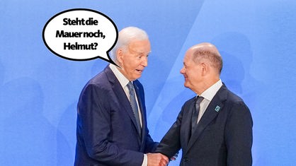 Satirische Fotomontage mit Sprechblase: Joe Biden fragt Olaf Scholz "Steht die Mauer noch, Helmut?"