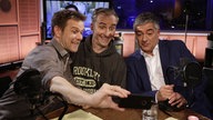 Die Moderatoren Henning Bornemann und Axel Naumer knipsen ein Selfie mit Jan Böhmermann im Satire Deluxe Studio