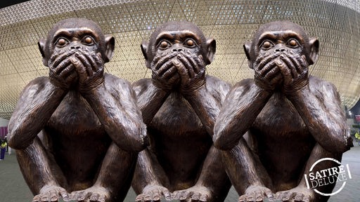 Bildmontage: Drei Affen aus Metall, alle halten sich den Mund zu, im Hintergrund das Lusail-Fußball-Stadion in Qatar