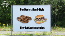 Werbeplakat auf dem Birkenstock-Sandalen und ein Fischbrötchen abgebildet sind, darauf der Slogan: Der Deutschland-Style, hier ist Geschmack los.