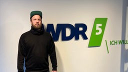 Quichotte vor dem WDR 5 Logo