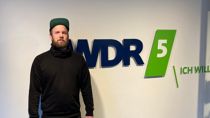 Quichotte vor dem WDR 5 Logo
