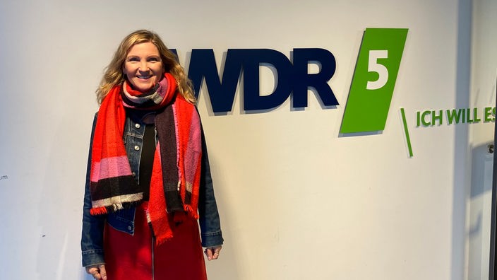 Susanne Pätzold vor dem WDR 5 Logo