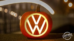 Ein Kürbis mit dem VW-Logo