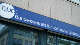 Logo der BPB Bundeszentrale fuer Politische Bildung und Geschaeftsstelle und Zentrale in Bonn