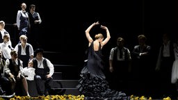 Milena Sonia Junge und das Ensemble in einer Szene aus "Carmen" am Theater Münster