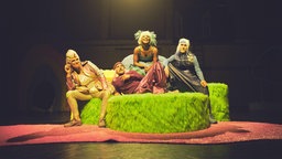 (v.l.n.r.) Johanna Wieking, Jost Grix, Abenaa Prempeh, Dario Scheffler in einer Szene aus "Das NEINhorn" am Schauspielhaus Bochum