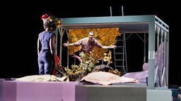 Sarah Quarshie und Alexander Darkow in einer Szene aus "Der Ring des Nibelungen" am Theater Dortmund
