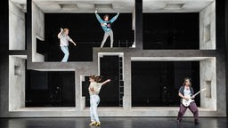 Philipp Quest, Ronja Oppelt, Franziska Roth und David Lau in einer Szene aus "Die Brücke von Mostar" am Theater Oberhausen