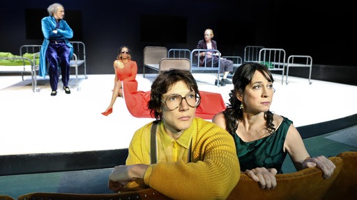 Stefan Hunstein, Stacyian Jackson, Marius Huth, Konstantin Bühler und Jele Brückner (v. li.) in einer Szene aus "Die kahle Sängerin" am Schauspielhaus Bochum