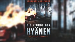 Auf dem Buchcover von Johannes Groschupfs "Die Stunde der Hyänen" ist ein brennendes rotes Auto in einem Industriegebiet zu sehen.