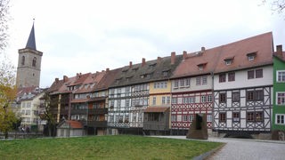 Die Kraemerbruecke ueber dem Fluss Gera in der Altstadt von Erfurt (Thueringen); links der Turm der Aegidienkirche; vor der Bruecke rechts sind die Ueberreste der Mikwe, eines juedischen Tauchbads aus dem Mittelalter zu besichtigen. 