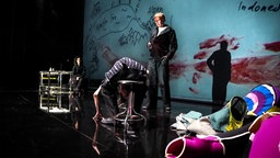 Karin Moog, Oliver Möller, Victor IJdens (v. li.) in einer Szene aus "Frankenstein" am Schauspielhaus Bochum