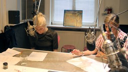 Alexandra Garcia (links) und Theresa Underberg (rechts) bei einer Aufnahme im Studio Körting in Hamburg.