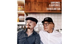 Albumcover von Garfunkel & Garfunkel mit dem Titel Father and Son: Vater und Sohn blicken leicht nach links, im Hintergrund ist eine helle Küchenkachelwand mit Regalen und Geschirr zu sehen.