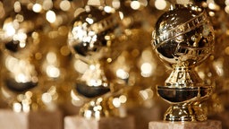 Die Golden-Globe Trophäen in Form einer goldfarbenen Weltkugel.