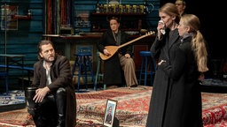 Alican Yücesoy (Ismet), Ceren Bozkurt (Musikerin), Silvia Weiskopf (Luise), Lene Dax (Yasmin) in einer Szene aus "Istanbul" am Grillo Theater Essen