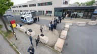 Journalisten warten vor dem Prozessgebäude des Landgerichts · ein Spezialsaal des Oberlandesgerichts Dresden · auf den Einlass. 