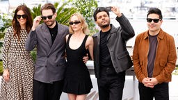 Ashley Levinson, Sam Levinson, Lily-Rose Melody Depp, Abel 'The Weeknd' Tesfaye und Reza Fahim beim Photocall zur HBO-Dramaserie 'The Idol' auf dem Festival de Cannes 2023