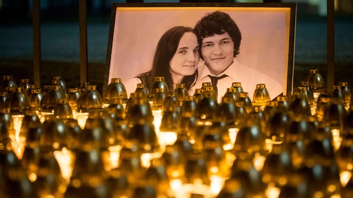 Gedenken an Ján Kuciak und Martina Kusnirova mit Kerzen und einem Porträt der beiden.