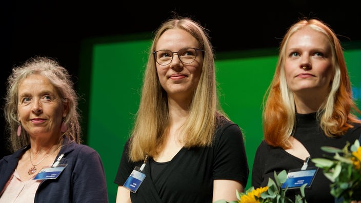 Die Kölnerin Katrin Griebenow (Mitte) hat den ersten Preis des plattdeutschen Schreibwettbewerbs "Vertell doch mal!" gewonnen. 