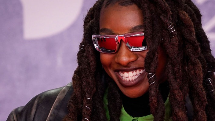 Die britische Rapperin Simbiatu Abisola Abiola Ajikawo aka Little Simz posiert auf dem roten Teppich.