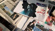 Iranische Zeitungen berichten über den Tod von Mahsa Amini, die wegen ihrer "unsittlichen" Bekleidung von Tugendwächtern offenbar zu Tode geprügelt worden ist