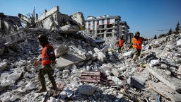 Ein israelisches Rettungsteam sucht in einem eingestürzten Gebäude im türkischen Maraş nach Überlebenden nach dem Erdbeben 2023.