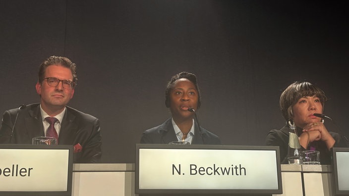 Naomi Beckwith bei der Pressekonferenz am 18.12.2024. Sie übernimmt die Künstlerische Leitung der documenta 16. 