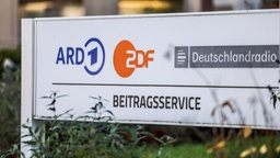 Ein Schild des Beitragsservice von ARD, ZDF und Deutschlandradio.