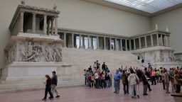 Besucher im Pergamonmuseum auf der Berliner Museumsinsel vor dem Pergamon-Altar