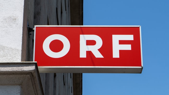 Logo des ORF an einem Gebäude der Sendeanstalt in Wien